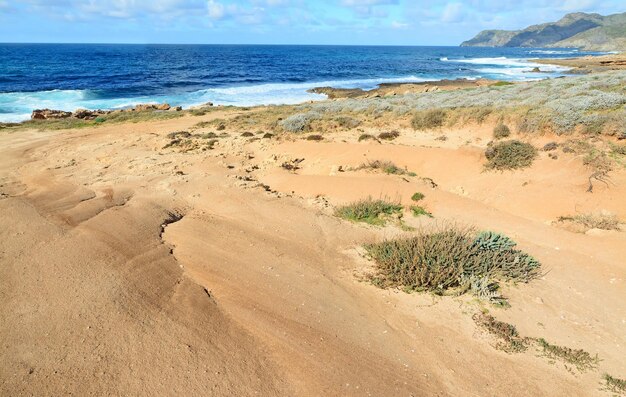 Goldener Sand und raue See in Argentiera Sardinien