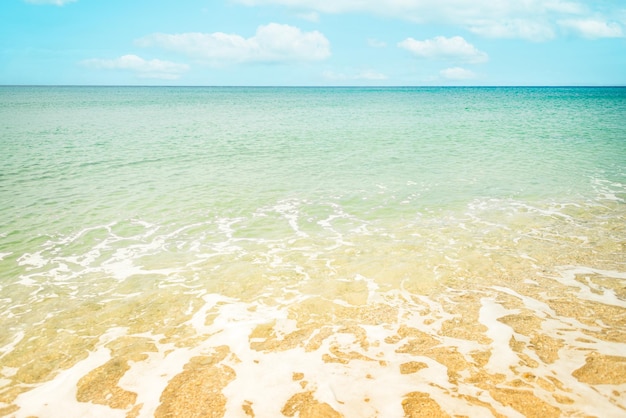 Goldener Sandstrand und türkisfarbenes Meerwasser Sanfte Wellenspritzer am Meeresufer Kopierbereich