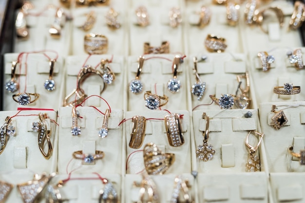 Goldener Schmuck im Schaufenster im Shop hautnah