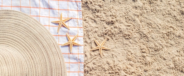 Goldener Seesternhut am Sandstrand Draufsicht flach liegend Banner