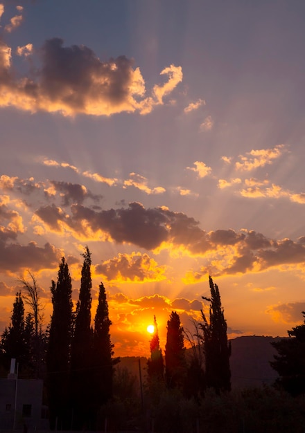 Goldener Sommersonnenuntergang mit schönen Kumuluswolken in Griechenland