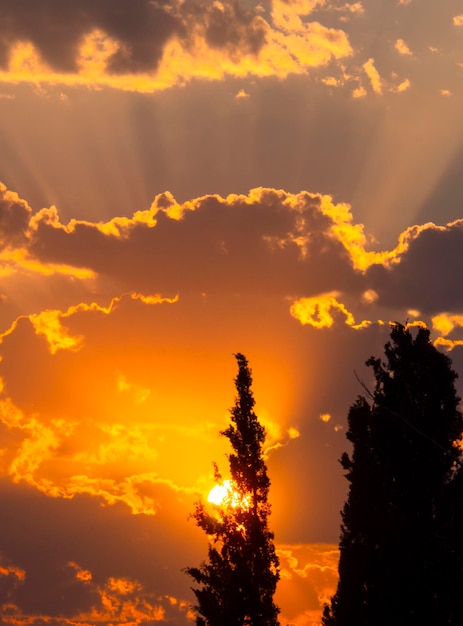 Goldener Sommersonnenuntergang mit schönen Kumuluswolken in Griechenland