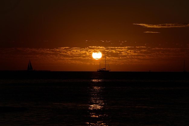 Goldener Sonnenaufgang Sonnenuntergang über den Meereswellen Sonnenaufgang über dem Ozean