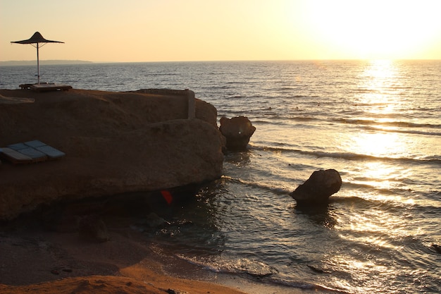 Goldener Sonnenaufgang über dem Roten Meer in Sharm el Sheikh