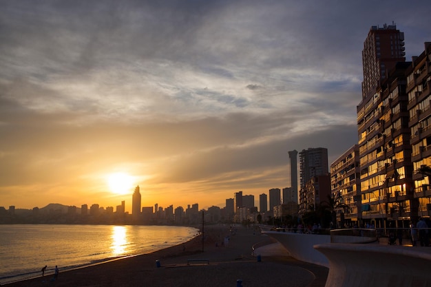 Goldener Sonnenuntergang am Strand von Poniente in Benidorm