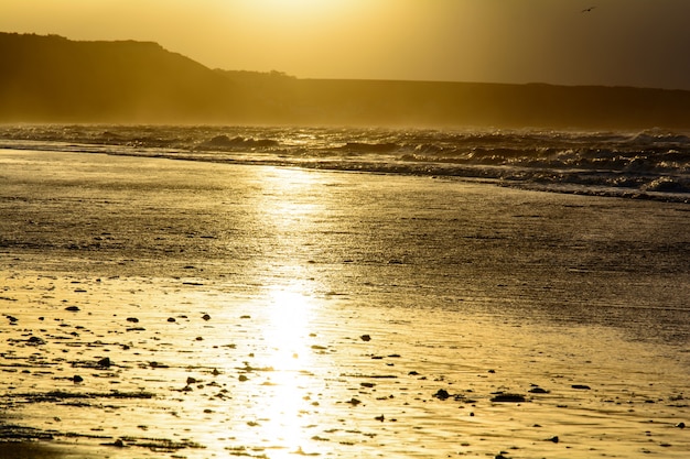 Goldener Sonnenuntergang am Strand