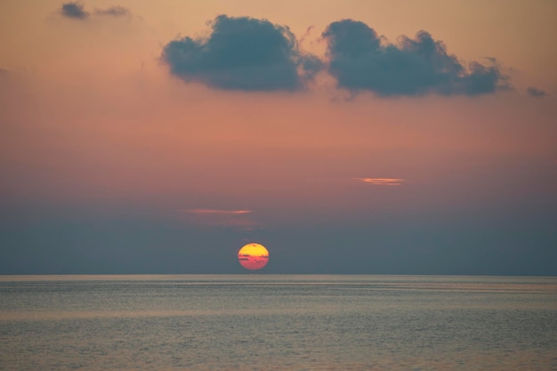 Goldener Sonnenuntergang auf den Malediven