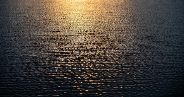 Goldener Sonnenuntergang des ruhigen Meeres an der Seelandschaft mit Sonnenuntergang über dem Ozean