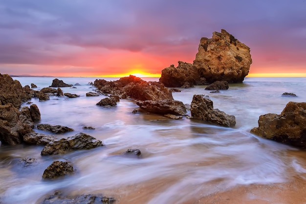 Goldener Sonnenuntergang im Süden von Portugal, in der Nähe von Albufeira in der Region Algarve und Atlantik, Europa