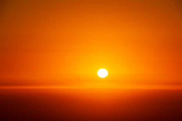 goldener Sonnenuntergang zwischen Wolken Der Sonnenuntergang am Horizont