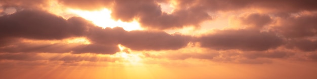 Goldener Sonnenunterganghimmel Horizontales Banner