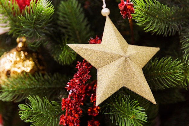 Goldener Stern auf Weihnachtsbaumast. Neues Jahr Spielzeug. Vorbereitung auf das neue Jahr
