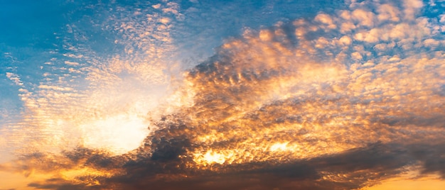 Goldener Stundenhimmel des Panoramas und Wolkenhintergrund