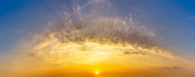 Goldener Stundenhimmel und Wolken mit Sonnenaufgang, Panoramanatur