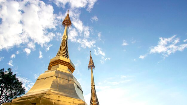 Goldener Stupa-Buddhismustempel am Himmel in Thailand