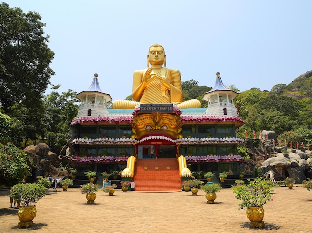 Goldener Tempel Dambula in Sri Lanka