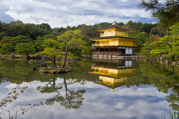 Goldener Tempel in der Nähe von schönen See