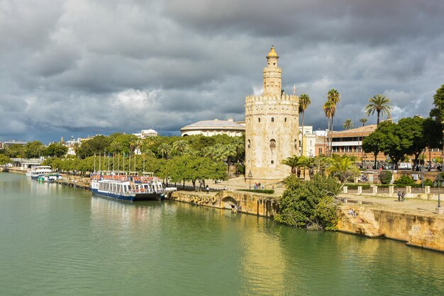 Goldener Turm in Sevilla, der Hauptstadt Andalusiens