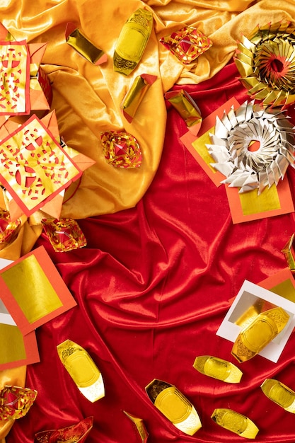 Goldener und roter Hintergrund des chinesischen Neujahrsgrußes mit Kopierraumfeind feiern traditionelles Glück mit Familie