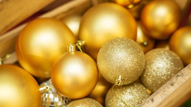 Foto goldener weihnachtsball in einer hölzernen kiste