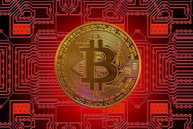 Goldener wertvoller einzelner Bitcoin aus Kryptowährung mit einem roten Brett in der Hintergrundmitte