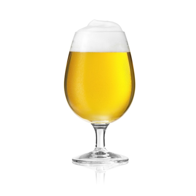 Goldenes Bierglas Pilsner Biertulpe mit Schaumkrone und kondensierenden Wassertropfen