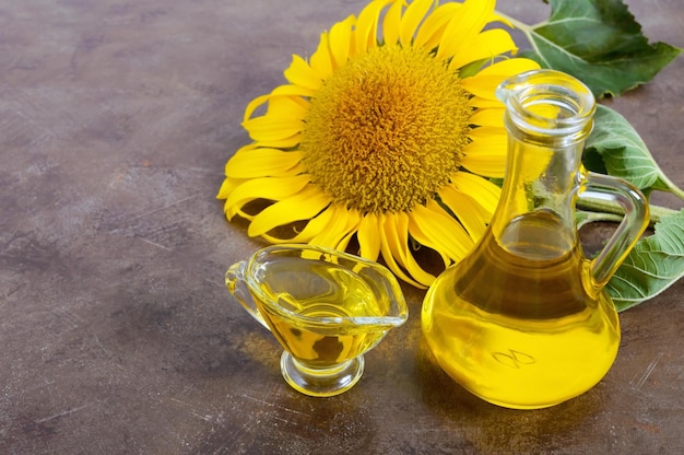 Goldenes Bio-Öl in einem kleinen Glaskrug Sonnenblume Landwirtschaftliche Ölproduktion