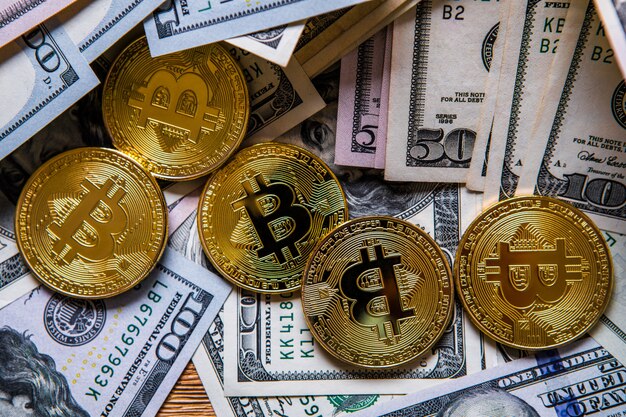 Goldenes bitcoin auf Geldscheinhintergrund