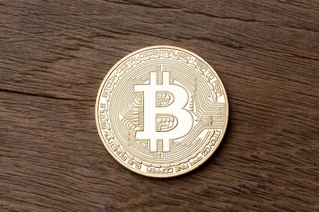 Goldenes Bitcoin auf hölzernem Hintergrund Hochauflösendes Foto