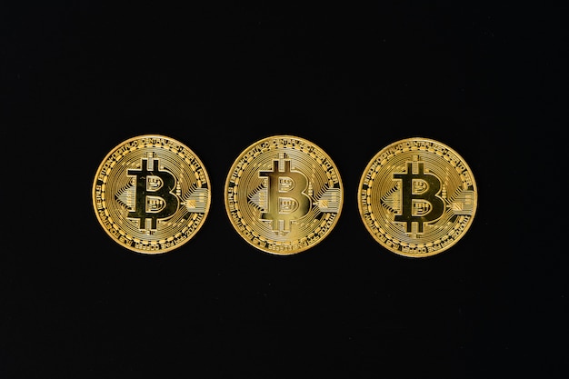 Goldenes Bitcoin auf schwarzem backround