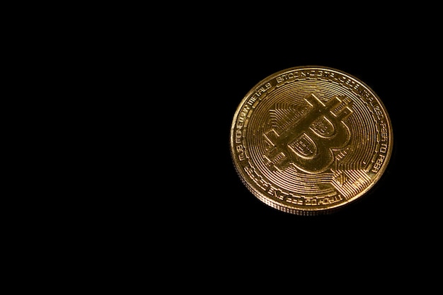 Goldenes Bitcoin auf schwarzem Hintergrund Kryptowährungssymbol auf schwarzem Hintergrund Draufsicht mit Kopierbereich Digitale Kryptowährung