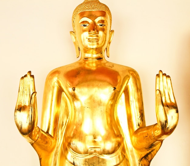 Goldenes Buddha-Bild in Wat Pho-Tempel, Bangkok, Thailand.