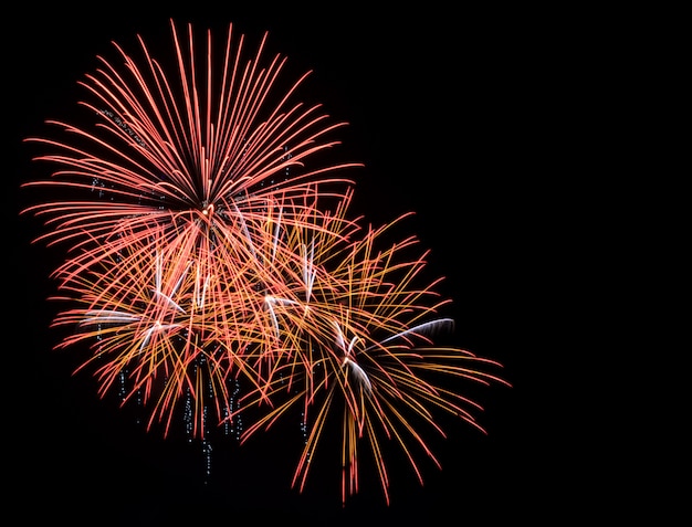 Goldenes Feuerwerk im schwarzen Himmel mit Kopierraum