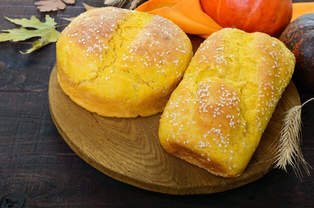 Goldenes hausgemachtes frisch gebackenes Kürbisbrot mit Sesam