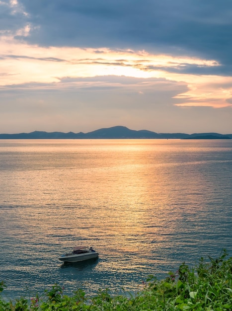 Goldenes Meer mit Boot und Insel