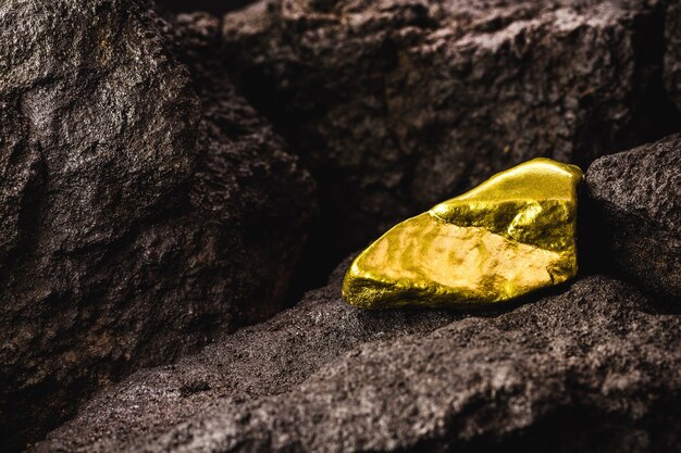 Goldenes Nugget in der Mine, Konzept des Bergbaus, Ausgrabung von Edelmetallen.