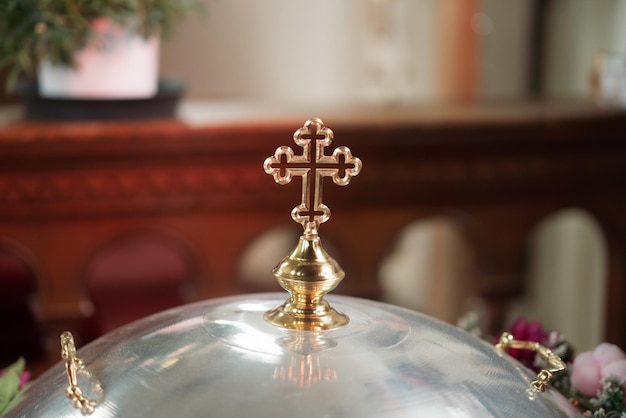 Goldenes orthodoxes Kreuz in der Kirche, ein Symbol der Taufe