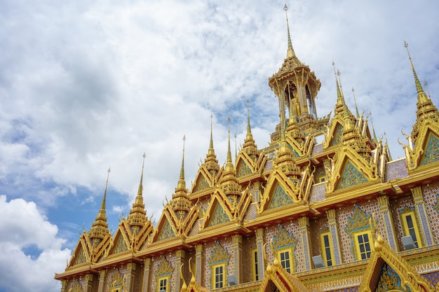 Goldenes Schloss bei Wat Shantharam (Wat Tha Sung) Uthai Thani, Thailand