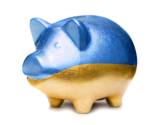 Goldenes Sparschwein in der Farbe der ukrainischen Flagge