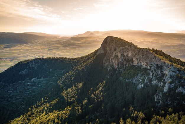 Goldfarbene Landschaft Felsiger Gipfel