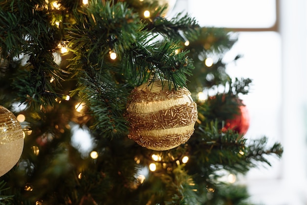 Goldfestlicher Ball auf dem Weihnachtsbaum.