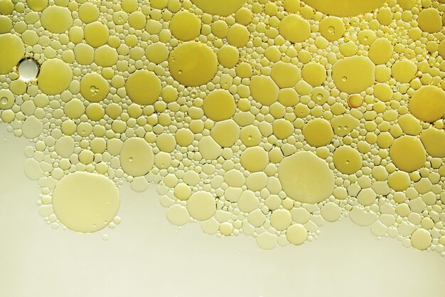 Goldgelbe abstrakte Ölblasen oder Gesichtsserumhintergrund Öl- und Wasserblasen Makrofotografie