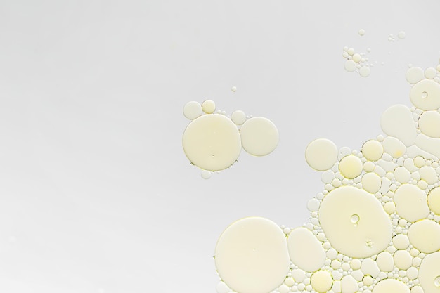 Goldgelbe abstrakte Ölblasen oder Gesichtsserumhintergrund Öl- und Wasserblasen Makrofotografie