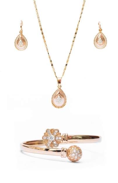 Goldkette, Armband und Ohrringe, Schmuck auf weißem Hintergrund