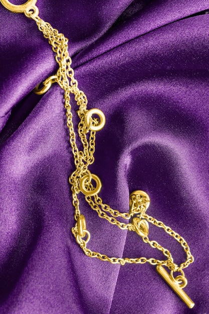 Goldkette auf Satin