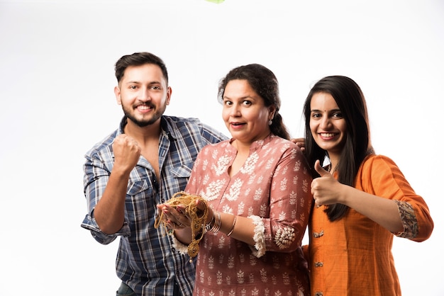 Goldkredit- oder Hypothekenkonzept - indische Mutter mit Sohn und Tochter, die Goldschmuck halten