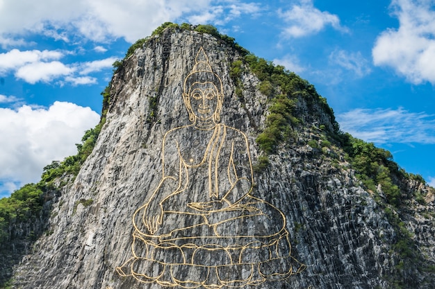 Goldmalerei von Buddha-Statue auf Klippe an Cheechan-Berg