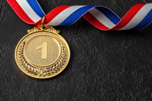 Goldmedaille mit Bändern. Auszeichnung für den ersten Platz im Wettbewerb. Preis an den Champion