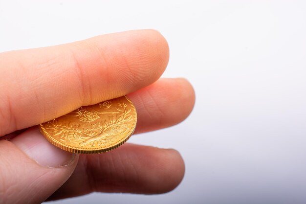 Goldmünze im türkischen osmanischen Stil in der Hand