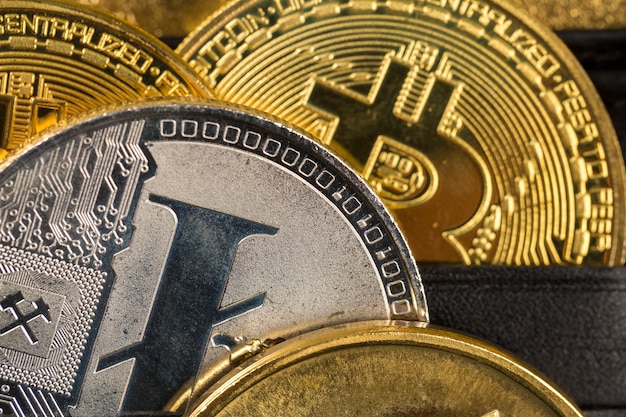 Goldmünzen der Kryptowährung - Bitcoin, Ethereum, Litecoin